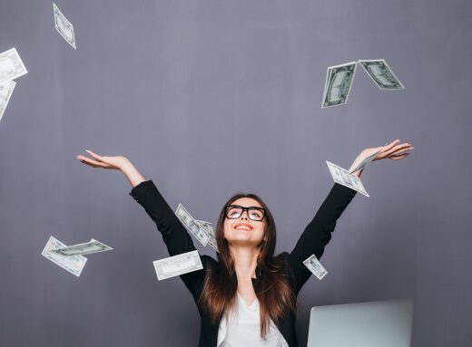 お金をばらまく女性