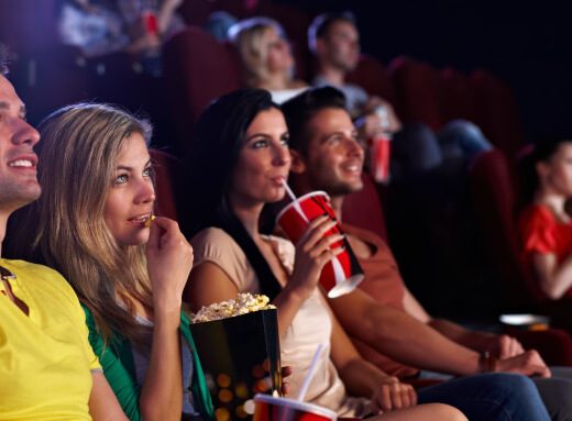 映画を観る人たち